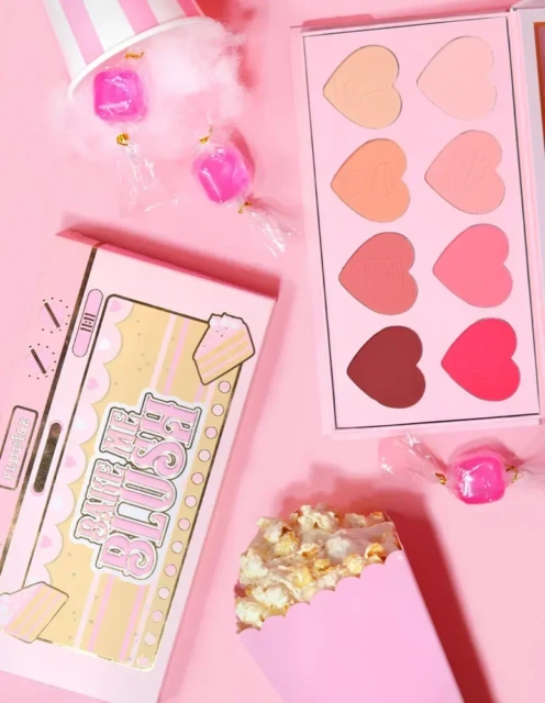 نمای بافت و استفاده پالت رژگونه پی لوئیز Bake Me Blush